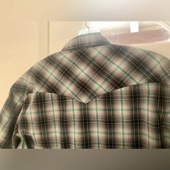 Wrangler plaid shirt with pearl snap-on buttons. Size Large, black, green. - Picture 4 of 10